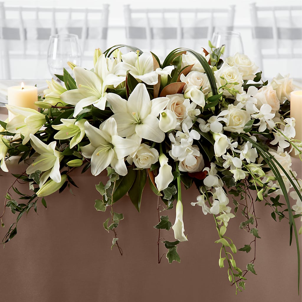 White Linen Arrangement – Eventos Galindo, Chicago IL
